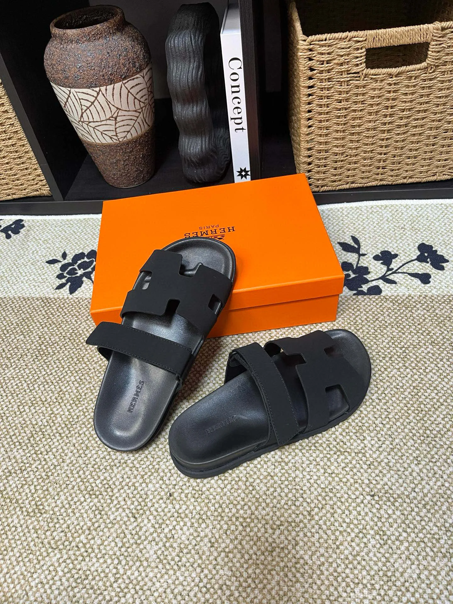 P300 Long-term stock Hermes men’s Kazimir slippers for couples - top quality woven calfskin functional sandals with intertwined uppers inspired by the “H” iconic pattern to create a casual look, perfect for summer. Imported cowhide + cowhide lining + TUP outsole Size: 35-46